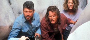 Kevin Bacon, Fred Ward y Finn Carter en Tremors (1990)