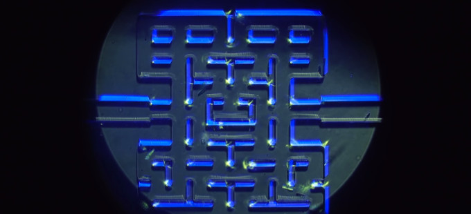 Mikroskopisk Pac-Man – Recreando el juego a escala microscópica