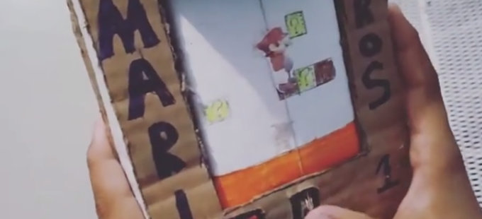 Super Mario Bros. de cartón hecho por niño venezolano