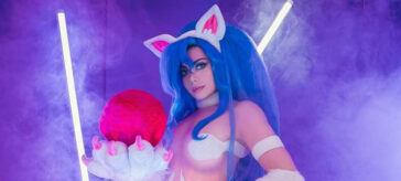 Darkstalkers: Felicia reflejada en un gatuno y atractivo cosplay