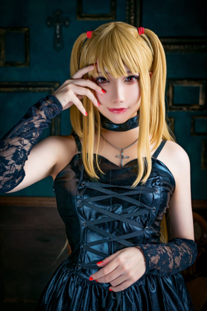 Death Note: Misa Amane en un cautivador y gótico cosplay