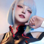 Cyberpunk: Edgerunners: Lucy Kushinada en un brillante y vivaz cosplay