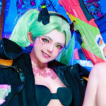 Cyberpunk: Edgerunners: Rebecca en un fiel y psicodélico cosplay