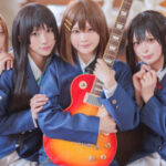 K-On! – Mio Akiyama y el Houkago Tea Time en un cosplay grupal
