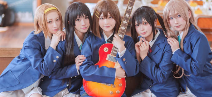 K-On! - Mio Akiyama y el Houkago Tea Time en un cosplay grupal