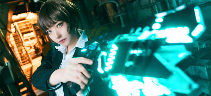 PSYCHO-PASS: Akane Tsunemori en un cosplay haciendo cumplir la ley