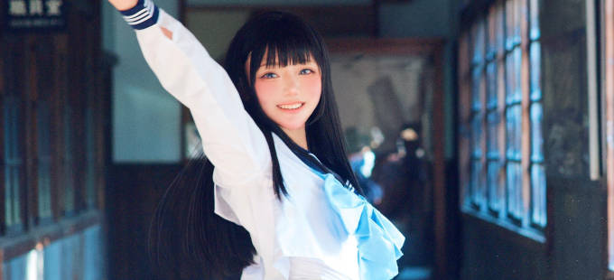 Akebi-chan no Sailor-fuku: Komichi Akebi en un cosplay primaveral y estudiantil