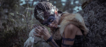 Hellblade: Senua's Sacrifice: Senua en un aguerrido cosplay entre la naturaleza