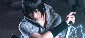 Naruto: Shippūden: Sasuke Uchiha en un cosplay listo para entrar en batalla