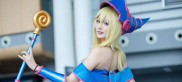 Yu-Gi-Oh!: La Chica Maga Oscura en un alegre y jovial cosplay