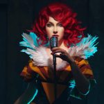 Transistor: Red en un refinado y elegante cosplay con toque ucraniano