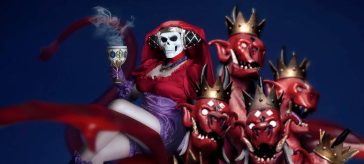 Shin Megami Tensei III: Nocturne: Mother Harlot en un fiel e intimidante cosplay