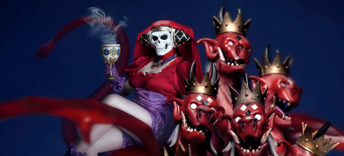 Shin Megami Tensei III: Nocturne: Mother Harlot en un fiel e intimidante cosplay