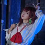 Dandadan: Momo Ayase en un atractivo cosplay con un estilo urbano