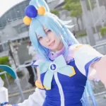 KonoSuba: La diosa Aqua en un cosplay urbano y muy fiestero
