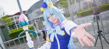 KonoSuba: La diosa Aqua en un cosplay urbano y muy fiestero