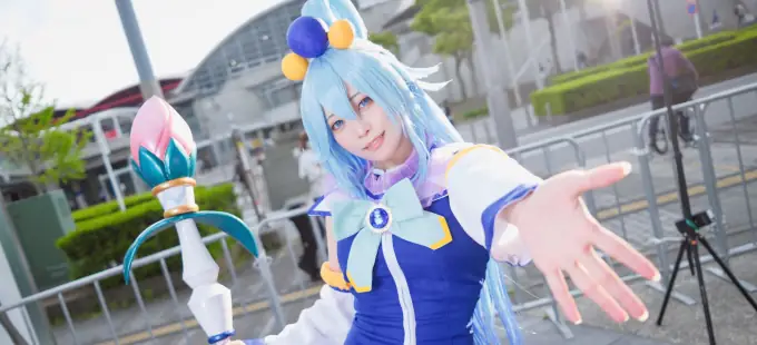 KonoSuba: La diosa Aqua en un cosplay urbano y muy fiestero