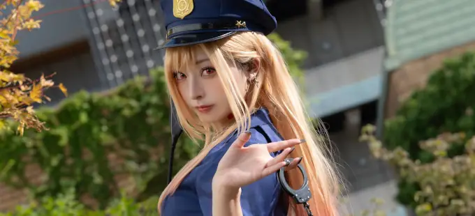 Sono Bisque Doll wa Koi wo Suru: Marin Kitagawa es la más linda policía con su cosplay