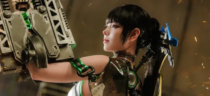 NIKKE X Stellar Blade: Eve lista para la batalla en un cosplay con todo y Drone 2.0