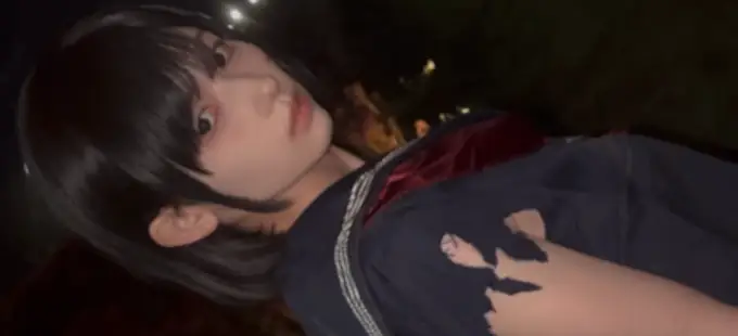 Silent Hill f: Un cosplay de Hinako Shimizu entre lirios rojos y en medio de la noche