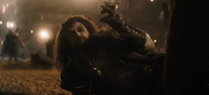 Supergirl y Lobo peleando codo a codo en un tráiler lleno de acción