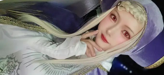 Street Fighter 6: Ingrid en un mismo cosplay pero con dos versiones