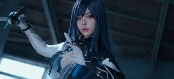 NIKKE X Stellar Blade: Raven a través de un sexy y mortal cosplay
